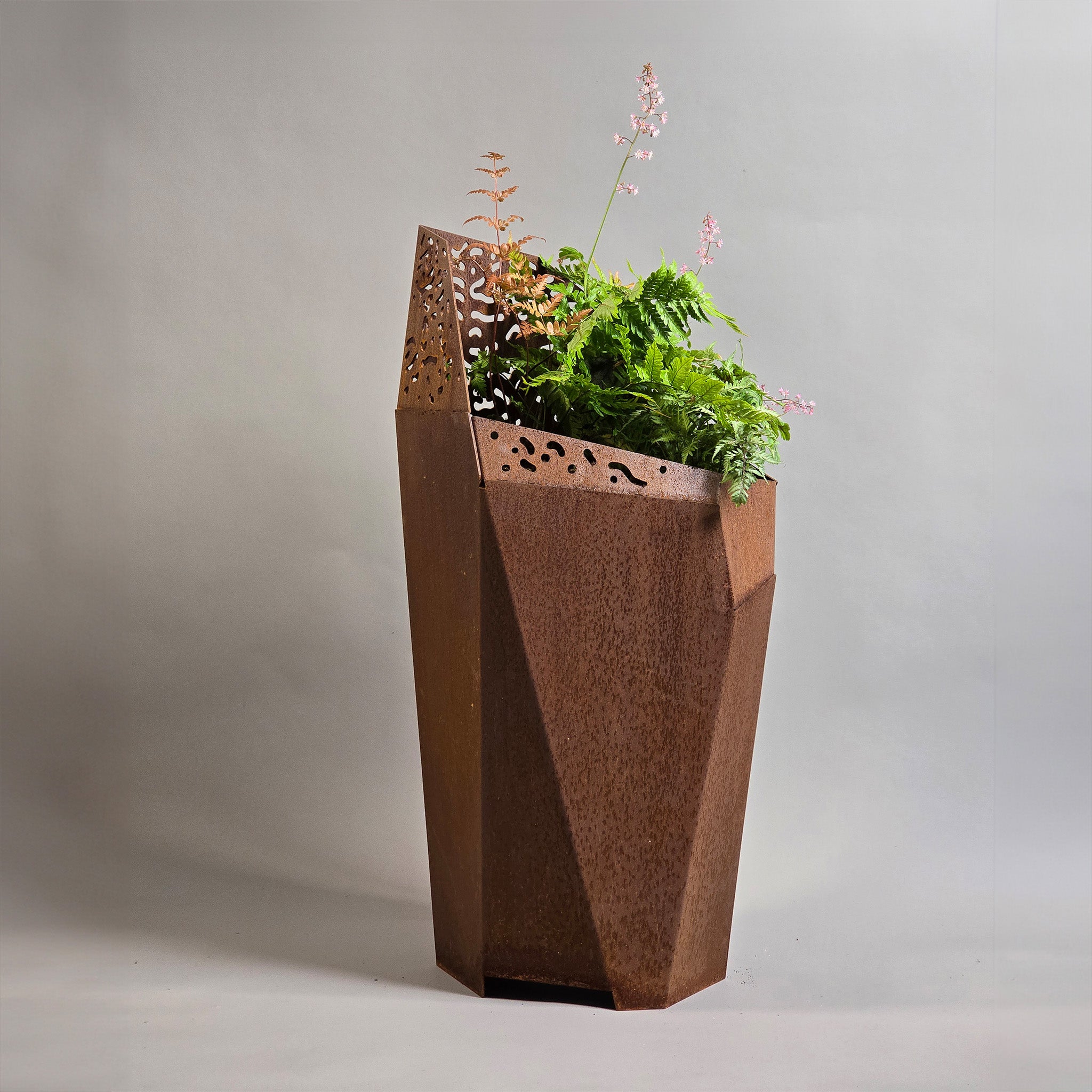 VESSL 2 - Hög kruka med skärm i Cortenstål